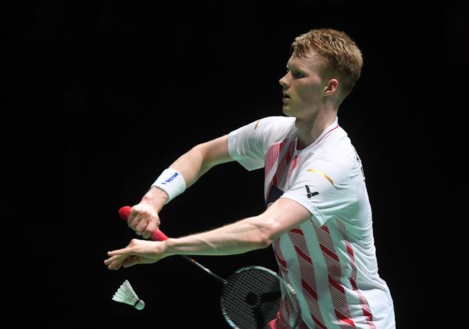 他巧妙地运 他巧妙地运